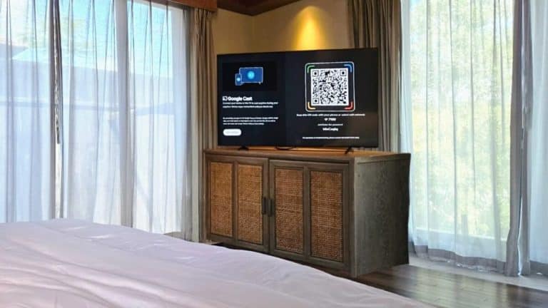 Otel odası içinde televizyon ve televizyon sehpası