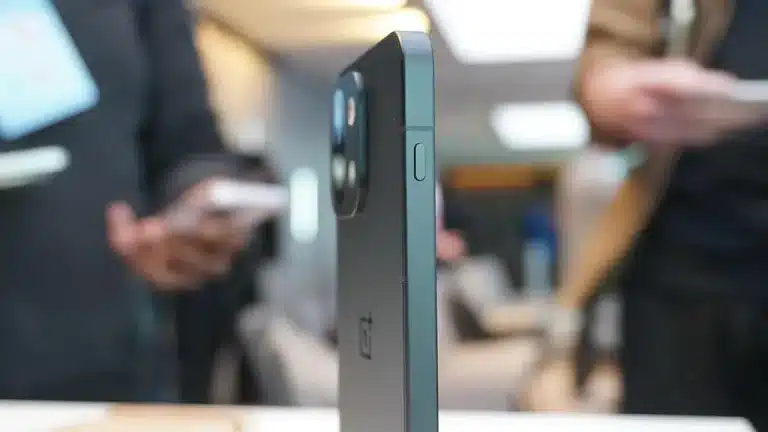 OnePlus cihazın yan profilden çekilmiş fotoğrafı; 1280×720, WebP, kapak formatında