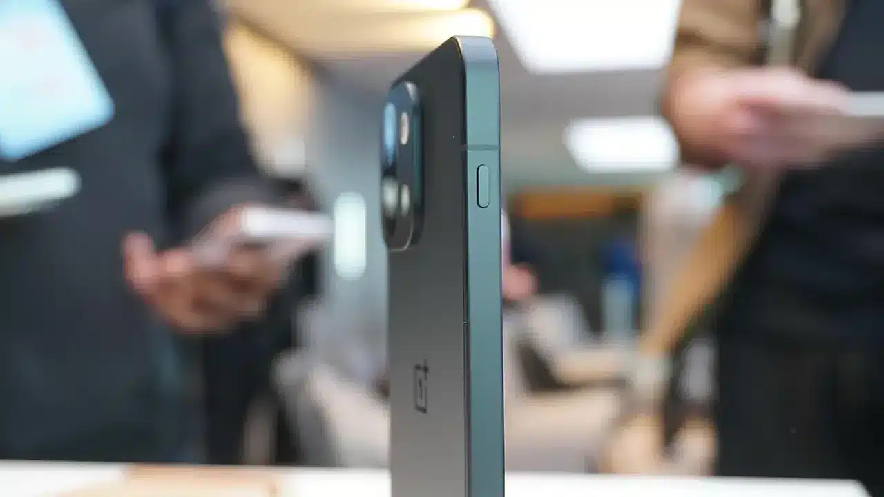 OnePlus cihazın yan profilden çekilmiş fotoğrafı; 1280×720, WebP, kapak formatında