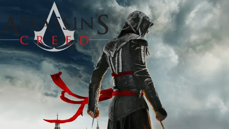 Assassin’s Creed evreninden kapüşonlu suikastçı karakterin gökyüzü fonunda silüet halinde durduğu sinematik tanıtım görseli