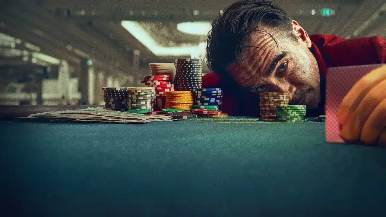 Ballad of a Small Player filminde Colin Farrell, kumar masasındaki fişlerin arasında kaderini değiştirmeye çalışan umutsuz bir kumarbaz Lord Doyle’u canlandırıyor.