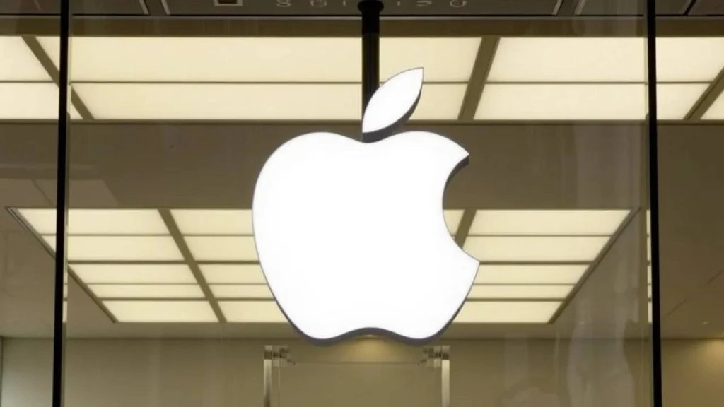 Bir Apple Store’un cam cephesinde yer alan beyaz Apple logosu