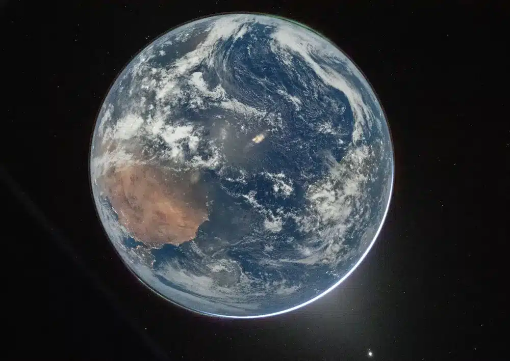 Artemis II uzay aracından çekilen bu karede, bulutlarla kaplı Dünya ve Afrika kıtası uzayın karanlığı içinde net şekilde görülüyor