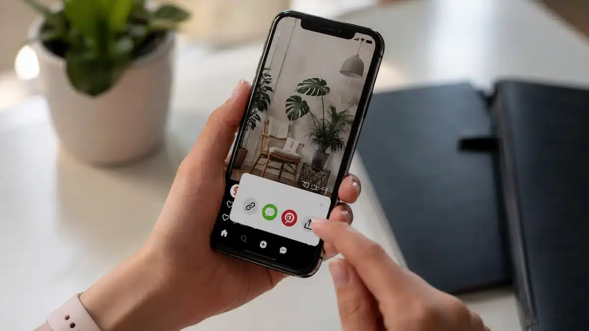 Pinterest’ten video indirme işlemini gösteren mobil uygulama ekranı ve paylaşım menüsü