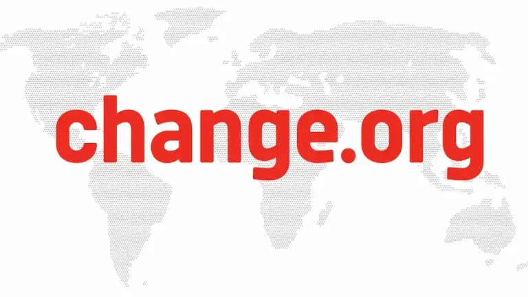 Change.org logosu ve dünya haritası arka planıyla erişim engeli haberini temsil eden görsel
