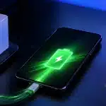 Hızlı şarj olan akıllı telefon ve batarya sağlığı konsepti