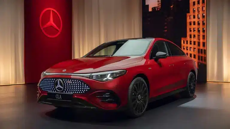 Tanıtım alanında sergilenen kırmızı Mercedes CLA 350 4MATIC, ön ızgara ve sportif coupe sedan tasarımıyla görünüyor.