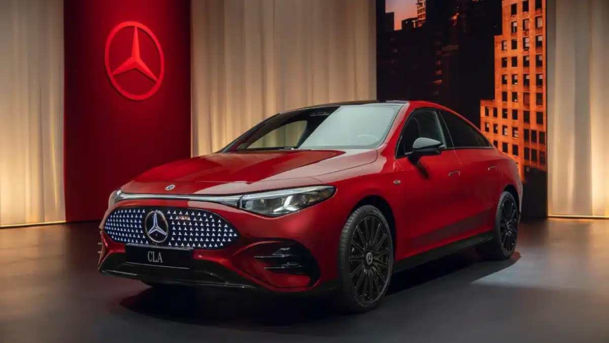 Tanıtım alanında sergilenen kırmızı Mercedes CLA 350 4MATIC, ön ızgara ve sportif coupe sedan tasarımıyla görünüyor.