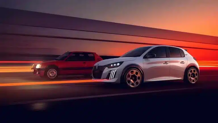 Peugeot E-208 GTi, kırmızı klasik Peugeot 205 GTi ile birlikte gün batımı atmosferinde yolda ilerliyor.