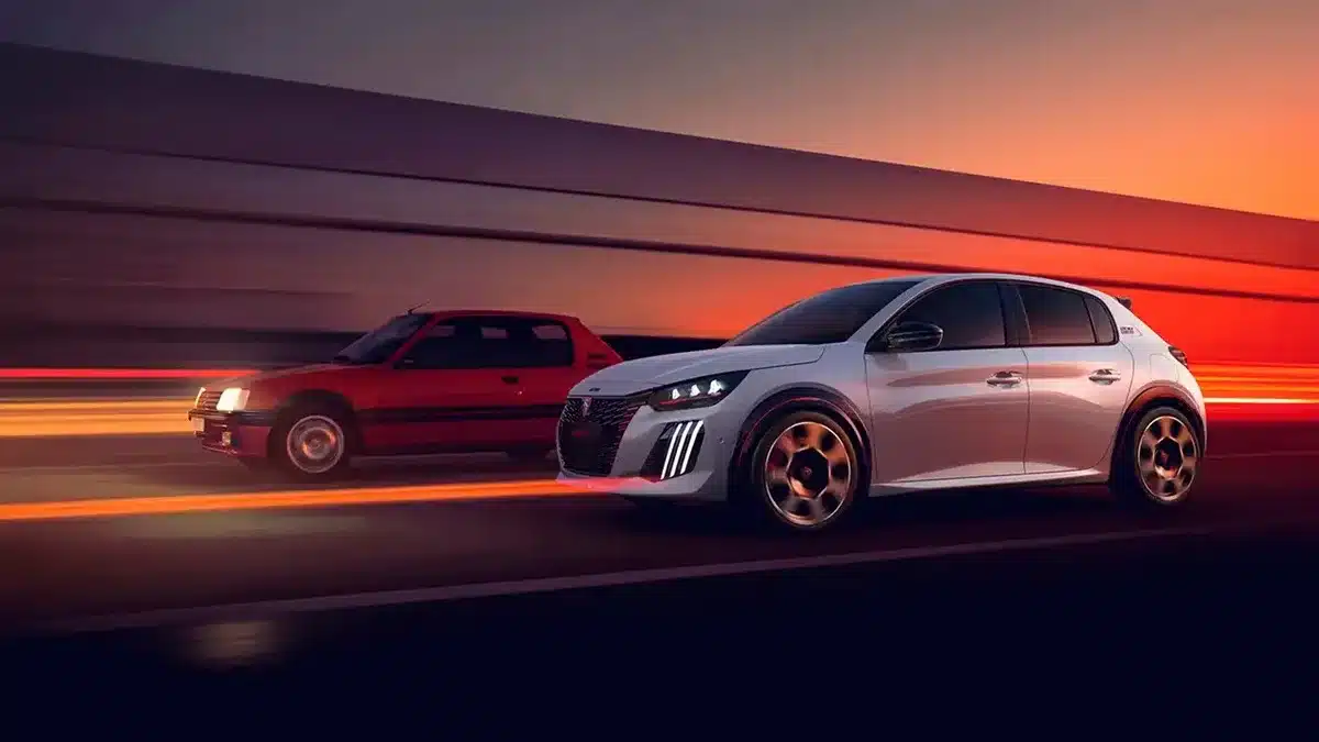 Peugeot E-208 GTi, kırmızı klasik Peugeot 205 GTi ile birlikte gün batımı atmosferinde yolda ilerliyor.