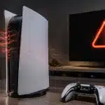 PS5 benzeri oyun konsolunun hava kanallarının temizlenmesini gösteren bakım görseli