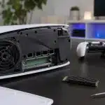 PS5 depolama alanını artırmak için M.2 SSD ve heatsink hazırlığı yapılan gerçekçi oyun odası sahnesi