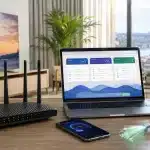 Evde modem, laptop ve telefonda internet paketi karşılaştırması yapılan modern masa