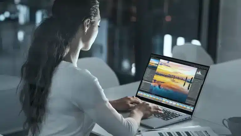 OLED ekranlı Acer Swift X 14 dizüstü bilgisayarda fotoğraf düzenleme arayüzünü kullanan kişi