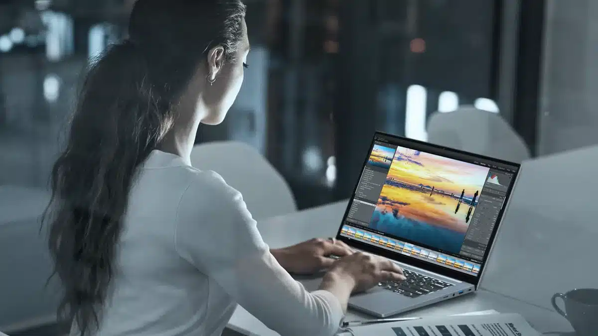 OLED ekranlı Acer Swift X 14 dizüstü bilgisayarda fotoğraf düzenleme arayüzünü kullanan kişi