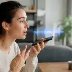 Akıllı telefon üzerinden ChatGPT’nin yeni ses moduyla konuşan kullanıcı