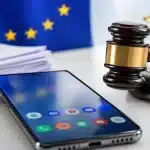 Google’ın Android işletim sistemi nedeniyle Avrupa Birliği’nde aldığı rekabet cezasını temsil eden akıllı telefon ve hukuk konsepti