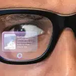 Meta Ray-Ban akıllı gözlük kullanan kişinin lensinde Santorini hakkında bilgi kartı görüntüleniyor