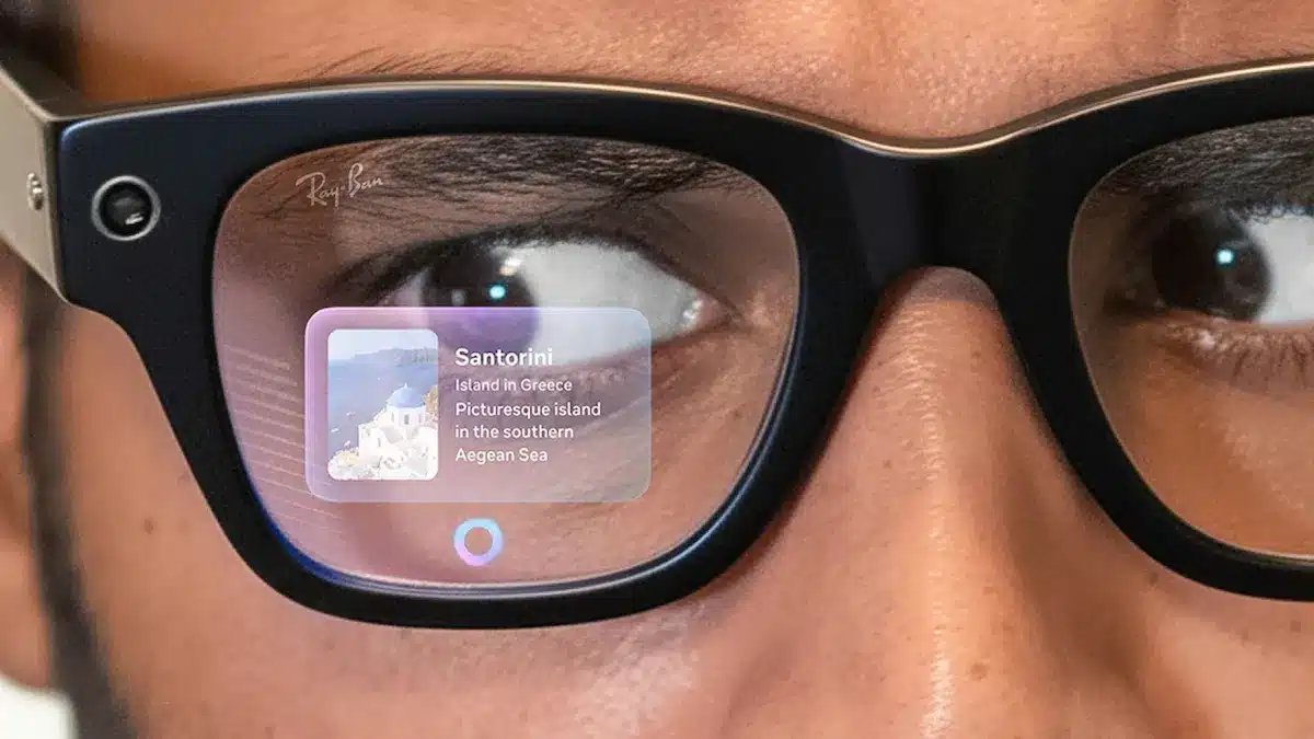 Meta Ray-Ban akıllı gözlük kullanan kişinin lensinde Santorini hakkında bilgi kartı görüntüleniyor