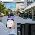 SUBÜ Mobil uygulamasını kullanan bir öğrencinin kampüs hizmetlerine akıllı telefon üzerinden erişmesini gösteren görsel