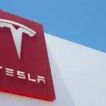 Tesla logosunun yer aldığı fabrika veya teslimat merkezi tabelası