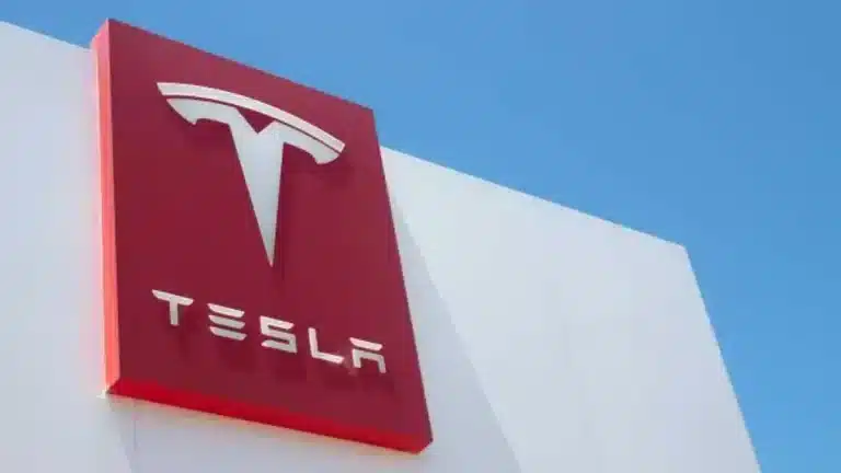Tesla logosunun yer aldığı fabrika veya teslimat merkezi tabelası